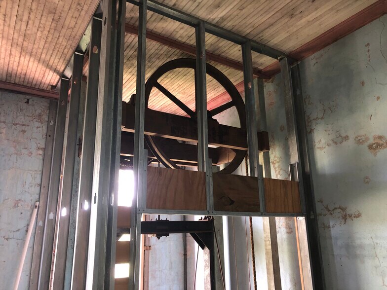 More Photos Of 6321 Commerce St, Wallis Storefront Retail Office For Lease