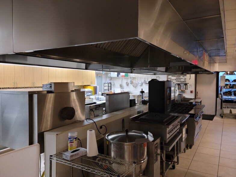 More Photos Of 2505 S Finley Rd, Lombard Office For Lease