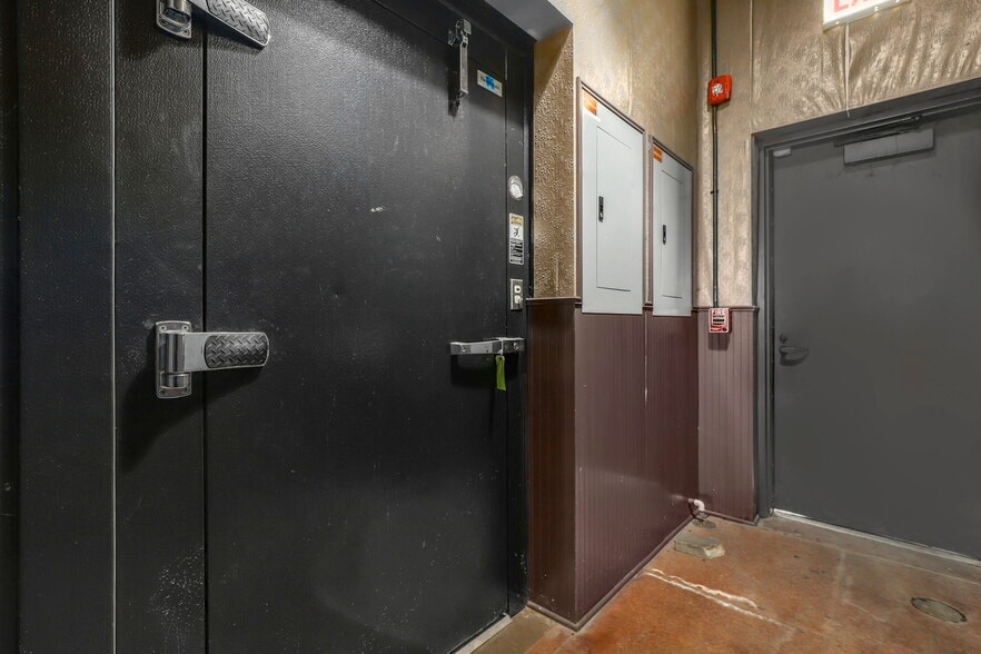 More Photos Of 819 N California Ave, Chicago Bar For Sale