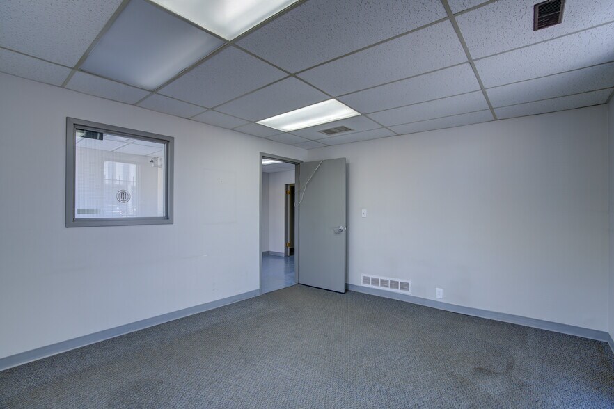 More Photos Of 675 Elkton Dr, Colorado Springs Distribution For Lease