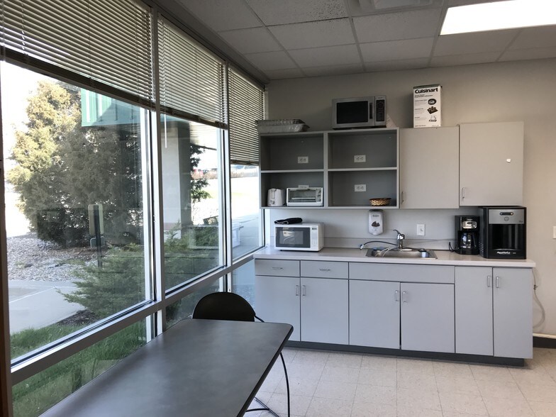 More Photos Of 1440 NW Vivion Rd, Kansas City Office For Lease