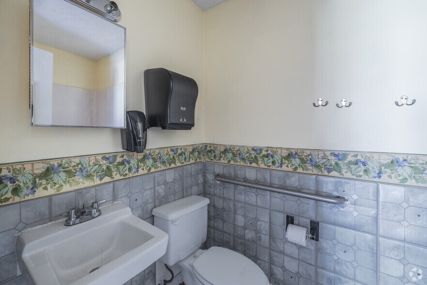 More Photos Of 2902 South Island Rd, Georgetown Healthcare For Lease