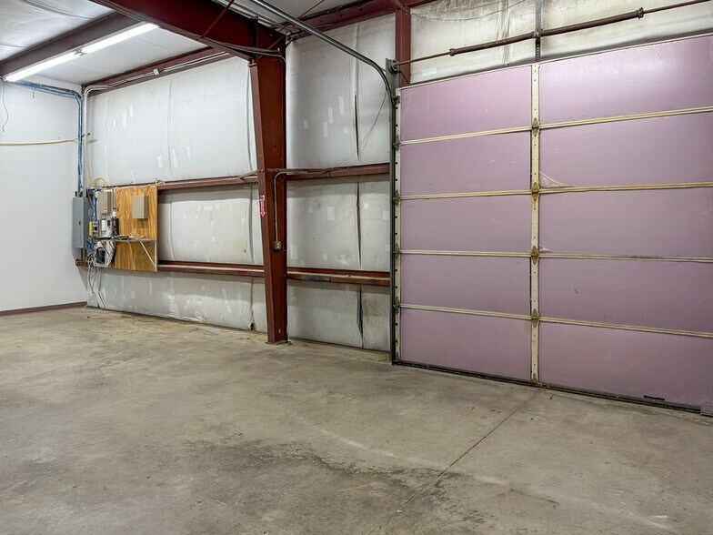 More Photos Of 2561 Oscar Johnson Dr, North Charleston Showroom For Lease
