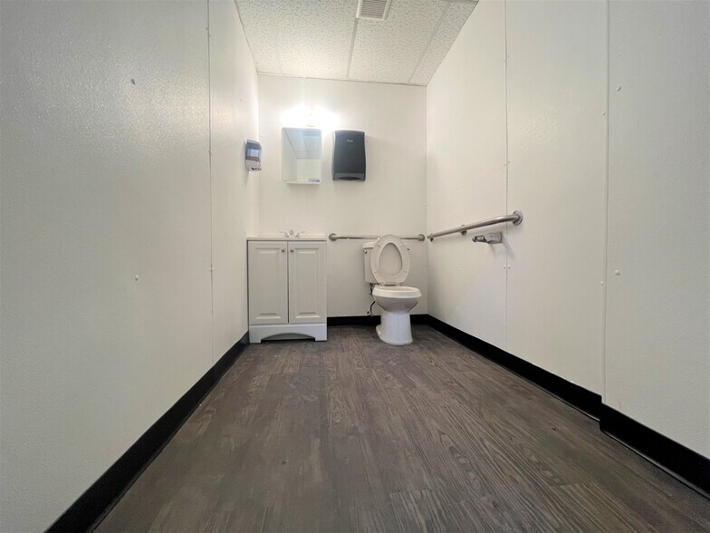 More Photos Of 801 Secretary Dr, Arlington Warehouse For Lease