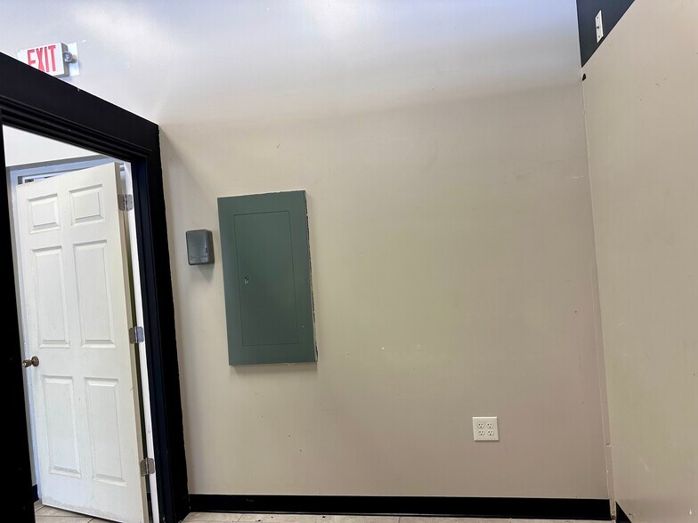 More Photos Of 8142 Shin Oak Dr, San Antonio Unknown For Lease