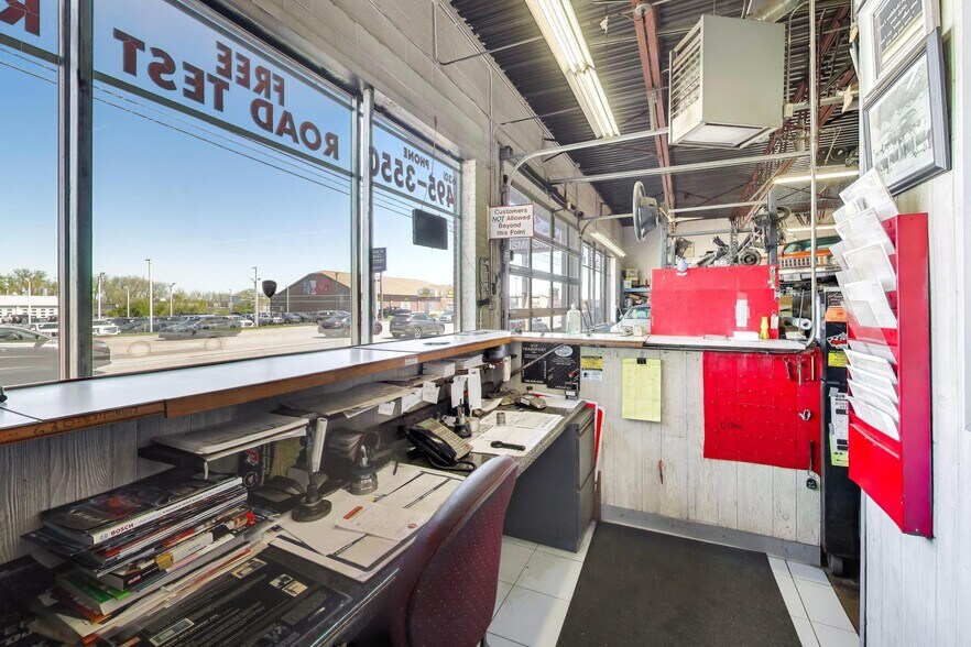 More Photos Of 325 W Roosevelt Rd, Villa Park Auto Repair For Sale