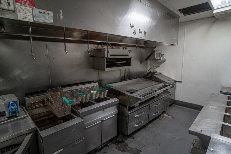 More Photos Of 406 South Ave, Springfield Storefront Retail Office For Lease