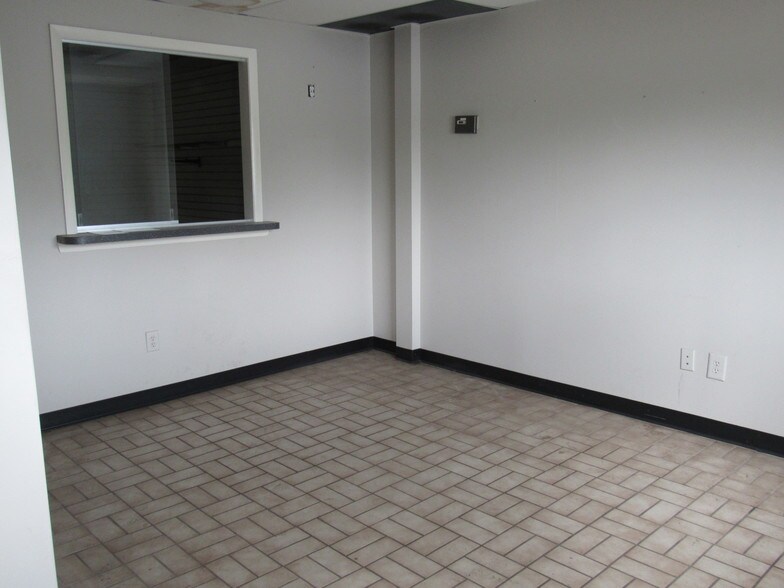 More Photos Of 4794 S Dixie Dr, Dayton Auto Repair For Lease