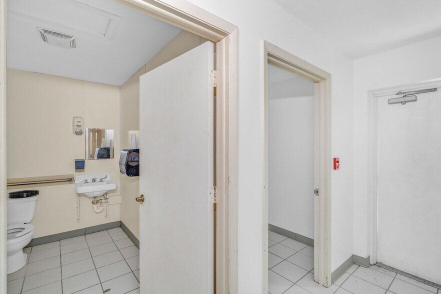 More Photos Of 14 125th Street Gulf, Marathon Office Residential For Sale