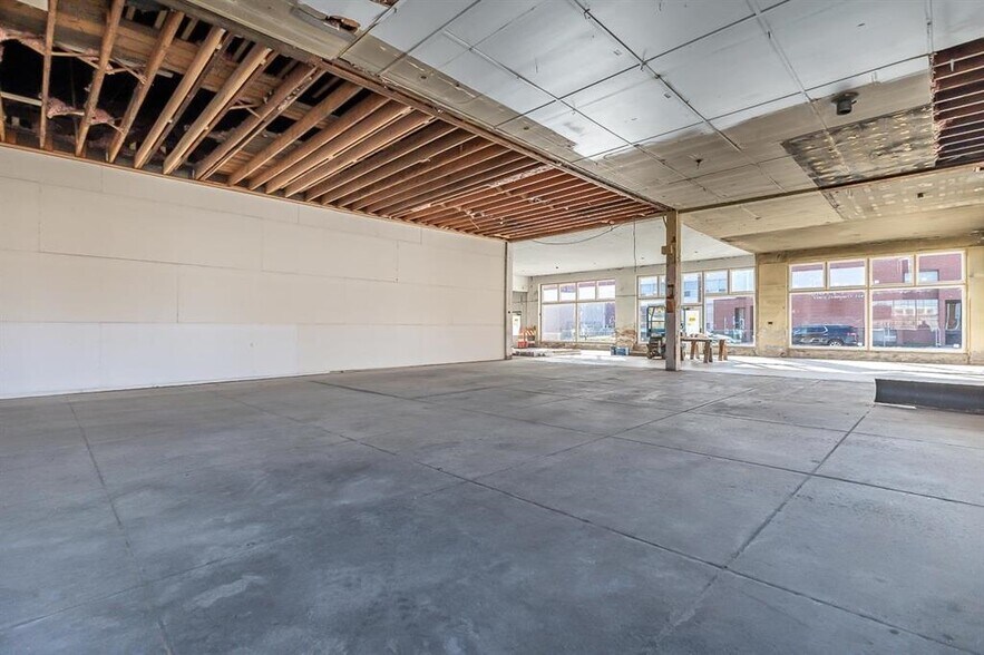 More Photos Of 1084 Iowa St, Dubuque Light Manufacturing For Lease