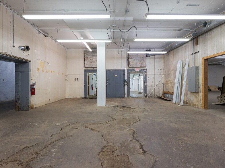 More Photos Of 701 Oriole Dr, Hendersonville Warehouse For Sale