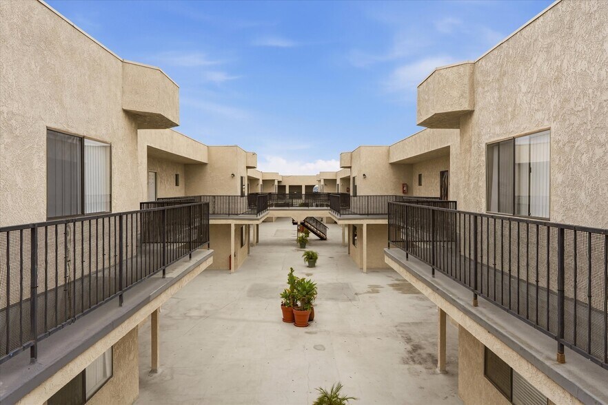 More Photos Of 13801 Yukon Ave, Hawthorne Apartments For Sale