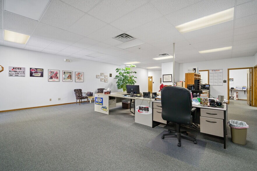 More Photos Of 1801 N 13th Ave E, Newton Flex For Lease