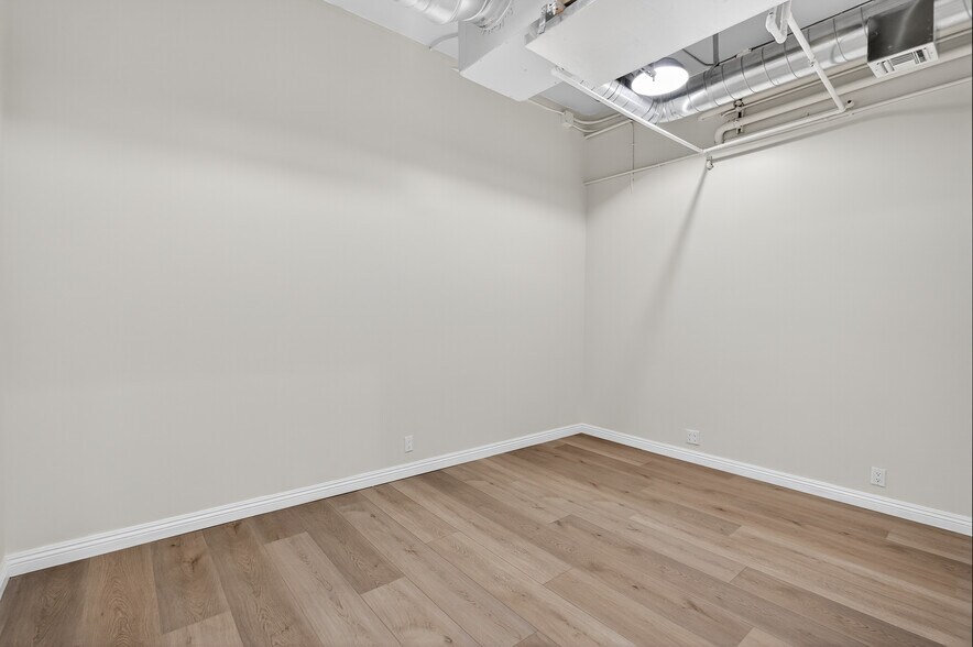 More Photos Of 10999 Riverside Dr, North Hollywood Loft Creative Space For Lease