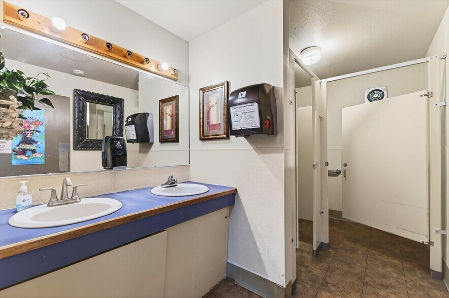 More Photos Of 50316 Columbia River Hwy, Scappoose Restaurant For Sale