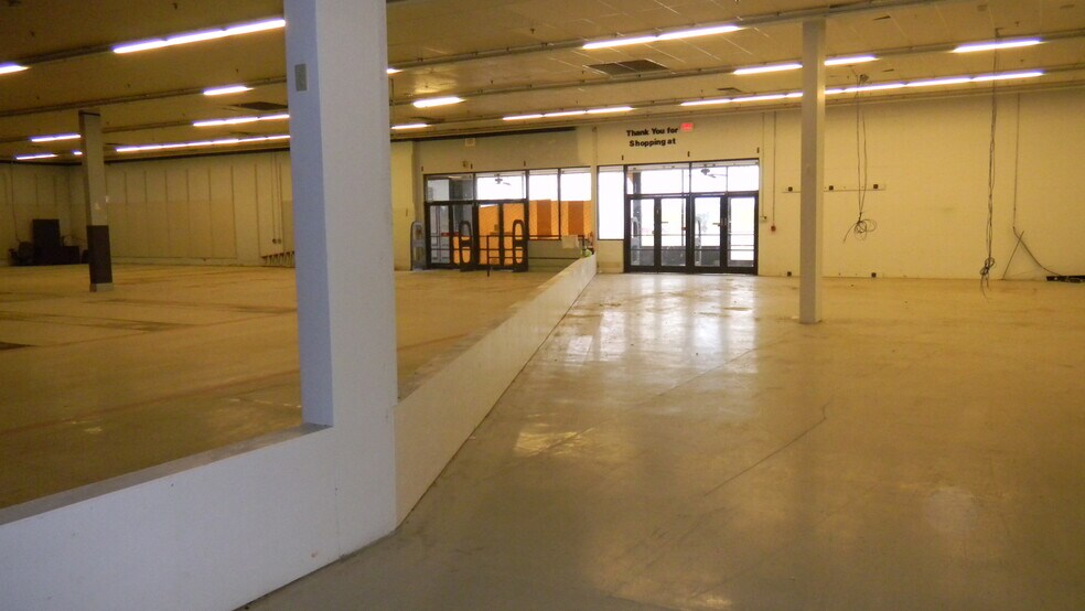 More Photos Of 100 N US Highway 77, Raymondville Storefront For Sale