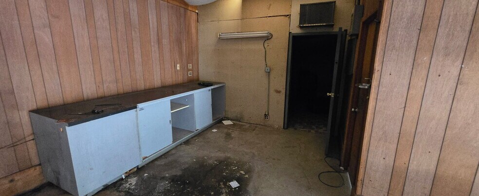 More Photos Of 35543 US-45, Lake Villa Flex For Sale