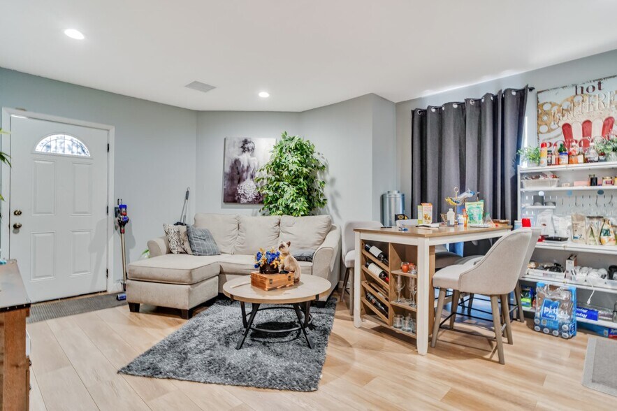 More Photos Of 10615-10619 San Fernando Rd, Pacoima Apartments For Lease