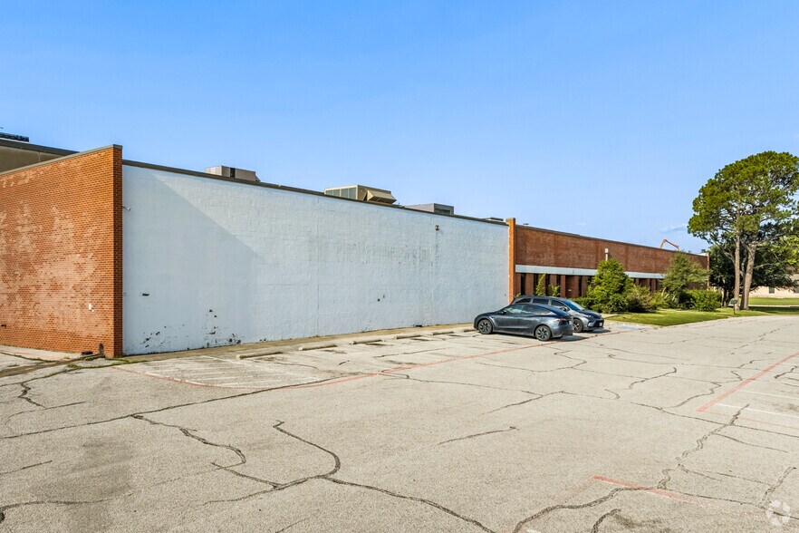 More Photos Of 1500 E Broad St, Mansfield Manufacturing For Sale