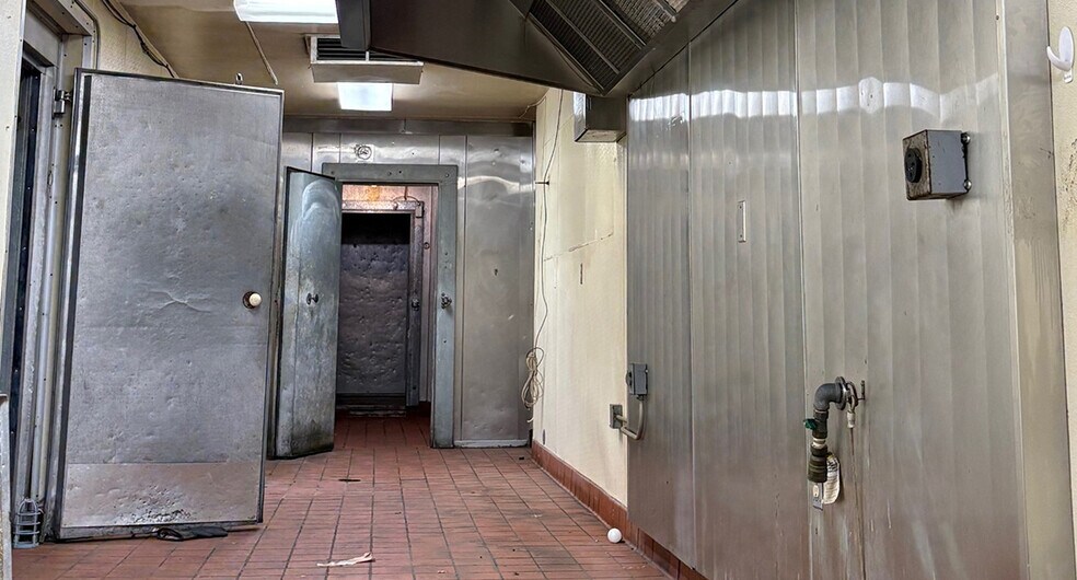 More Photos Of 3851 N Blackstone Ave, Fresno Restaurant For Sale