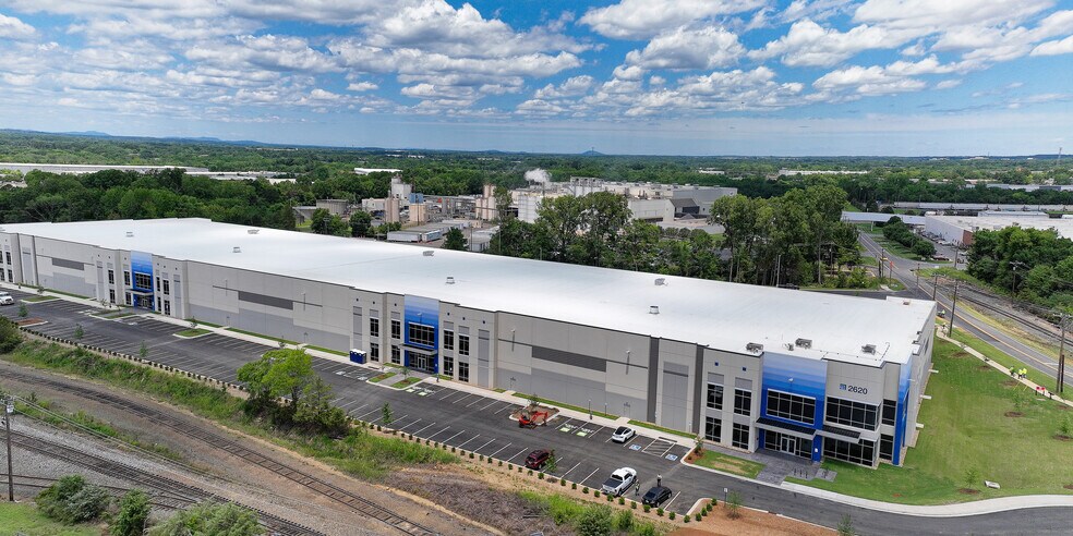 More Photos Of 2620 Nevada Blvd, Charlotte Distribution For Lease