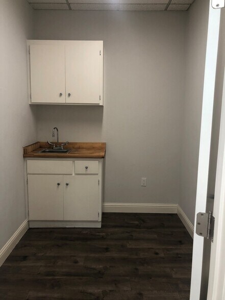 More Photos Of 2100 Embarcadero, Oakland Office For Lease