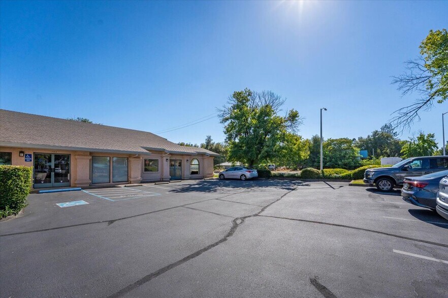 More Photos Of 1551 Hartnell Ave, Redding Office For Lease