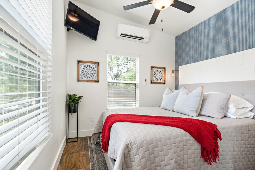 More Photos Of 511 S 10th St, Waco Specialty For Sale