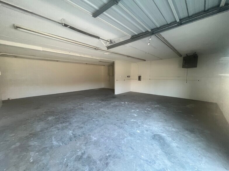 More Photos Of 147 N Gilbert St, Hemet Flex For Sale