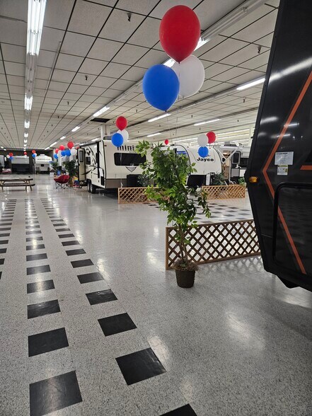 More Photos Of 525-555 E Francis Ave, Spokane Auto Dealership For Sale