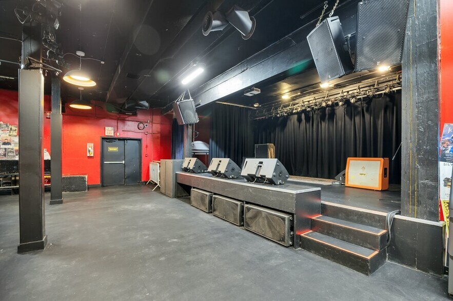 More Photos Of 10030 102nd St NW, Edmonton Bar For Sale