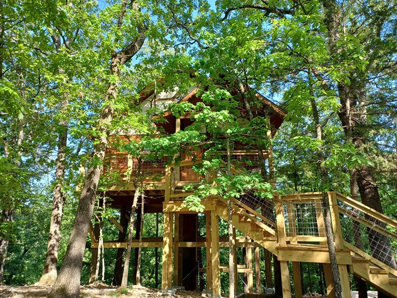 More Photos Of 70 Dogwood Rdg, Eureka Springs Hotel For Sale
