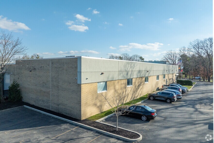 More Photos Of 10 Commerce Dr, Hauppauge Manufacturing For Lease