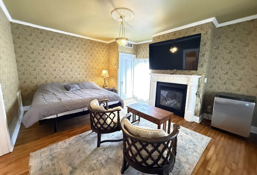 More Photos Of 1004 Park Ave, Galena Specialty For Sale