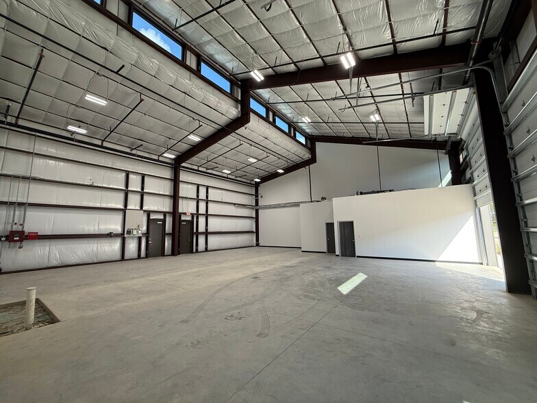 More Photos Of 2007 Airport Rd, Conroe Unknown For Lease