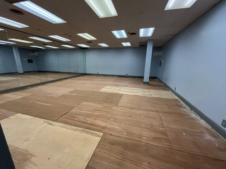 More Photos Of 601-605 Union Blvd, Totowa Showroom For Lease