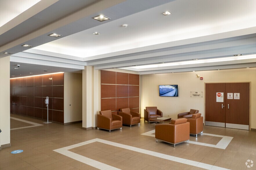 More Photos Of 220 Duncan Mill Rd, Toronto Office For Sale