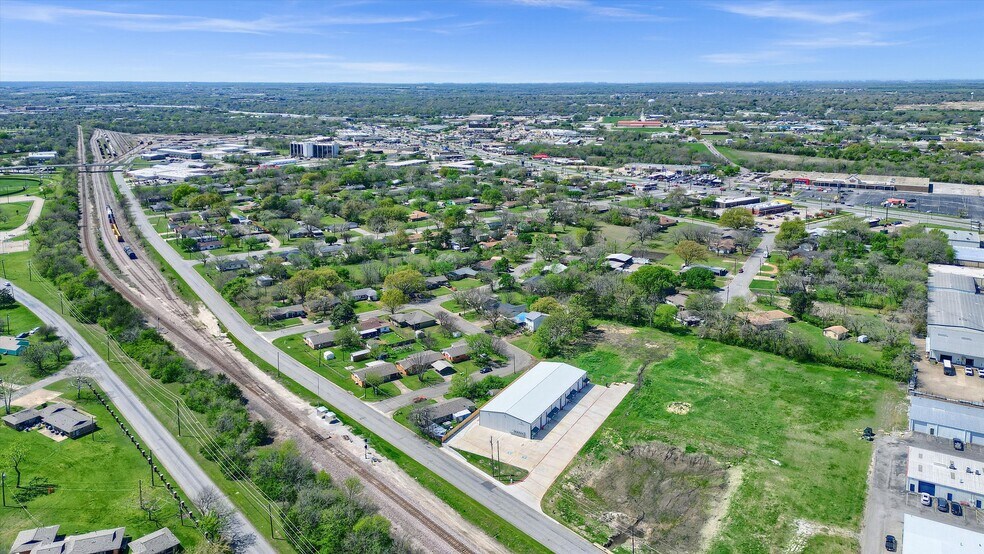 More Photos Of 2410 N Frisco Rd, Sherman Flex For Sale