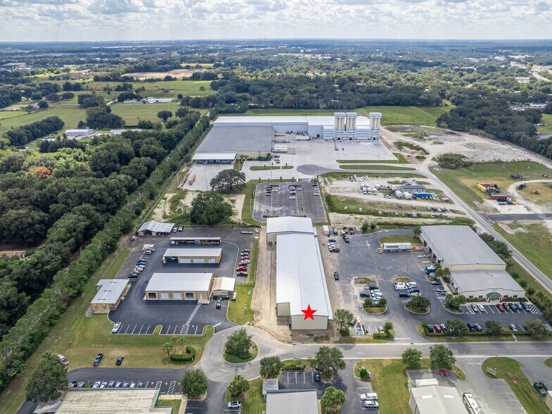 More Photos Of 4431 NE 83rd Rd, Wildwood Warehouse For Lease