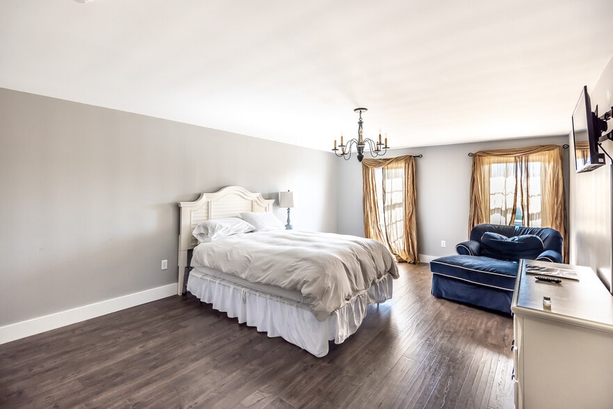 More Photos Of 121 S Main St, Waynesville Hospitality For Sale