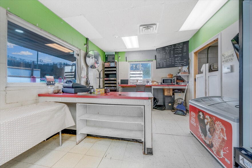 More Photos Of 154 Bridge St, Junior Restaurant For Sale