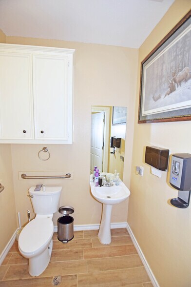 More Photos Of 327 SE Loop 338, Odessa Flex For Lease