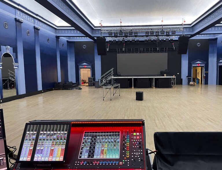 More Photos Of 615 SE Alder St, Portland General Retail For Sale