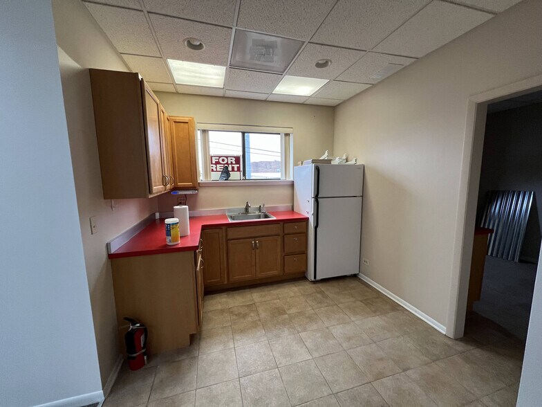 More Photos Of 6575-6577 N Avondale Ave, Chicago Service For Lease