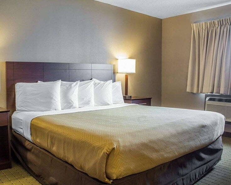 More Photos Of 2600 SE 16th St, Ames Hotel For Sale