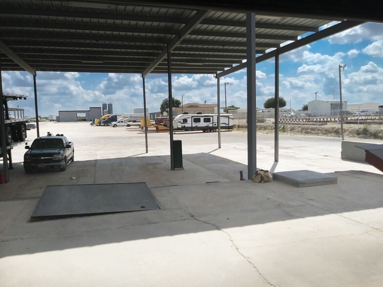 More Photos Of 5941 State Highway 359, Laredo Warehouse For Lease