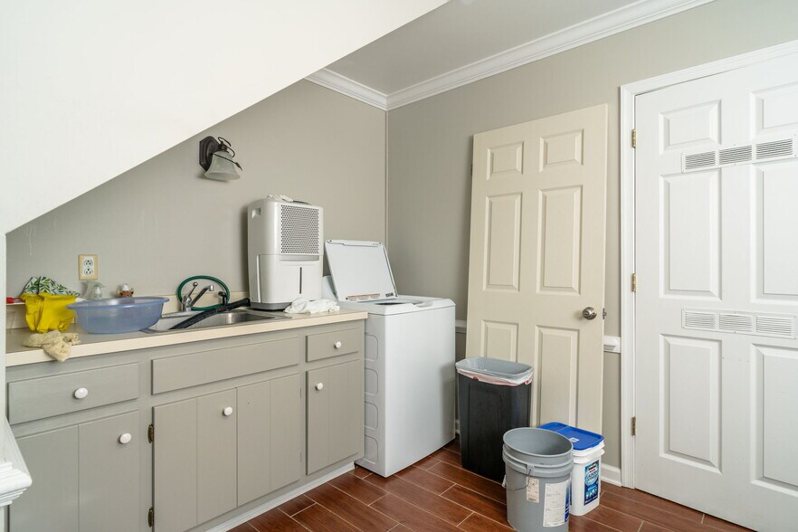 More Photos Of 413 N Coalter St, Staunton Office Residential For Lease