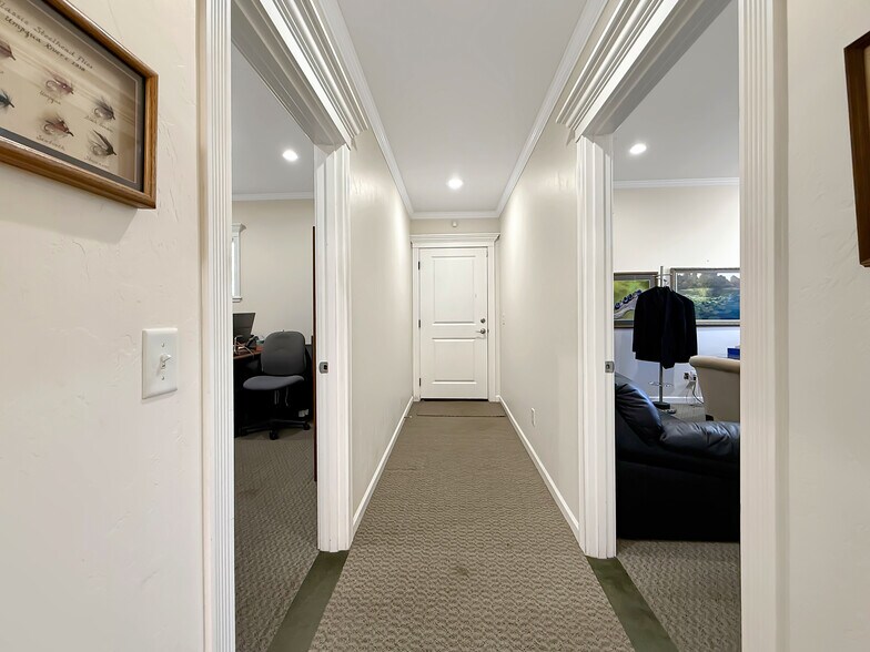 More Photos Of 624 Fleet St, Brookings Office For Sale