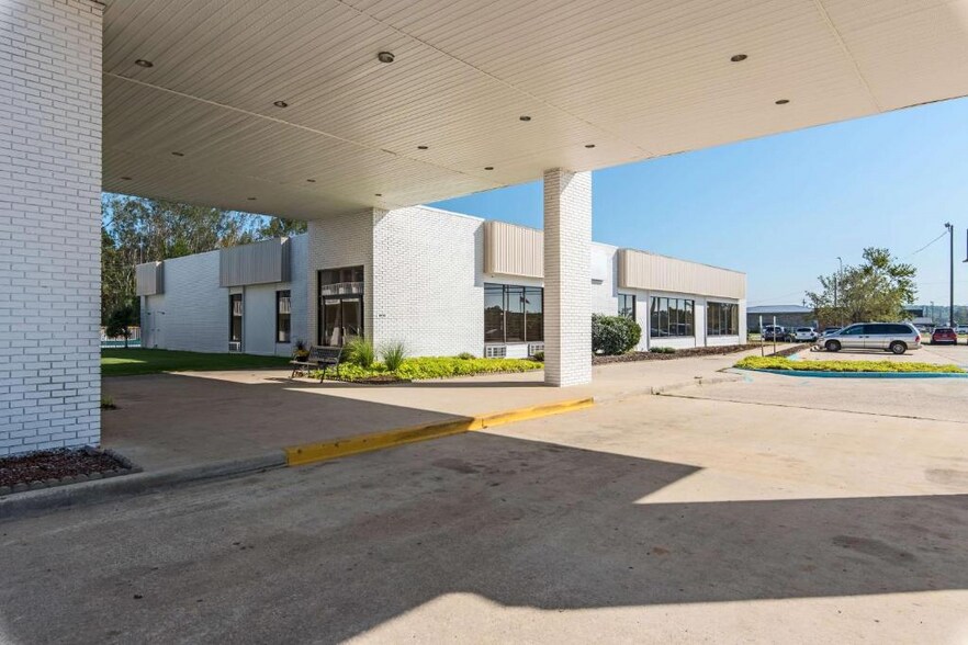 More Photos Of 2031 Military St S, Hamilton Hotel For Sale