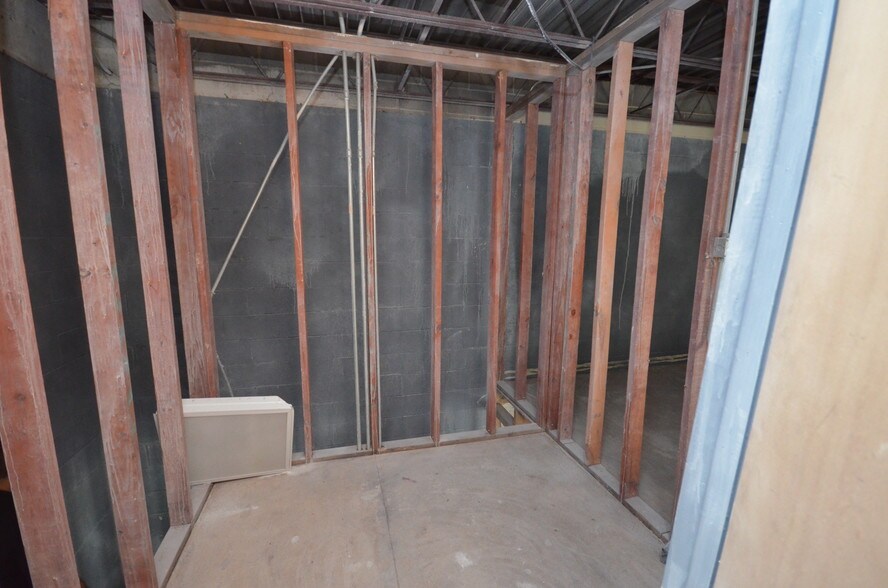 More Photos Of 1823 N Frontage Rd, Beeville Office For Sale